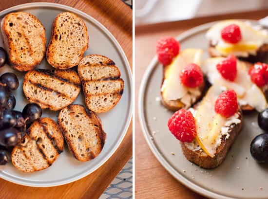 Grilled crostini with pear and raspberries